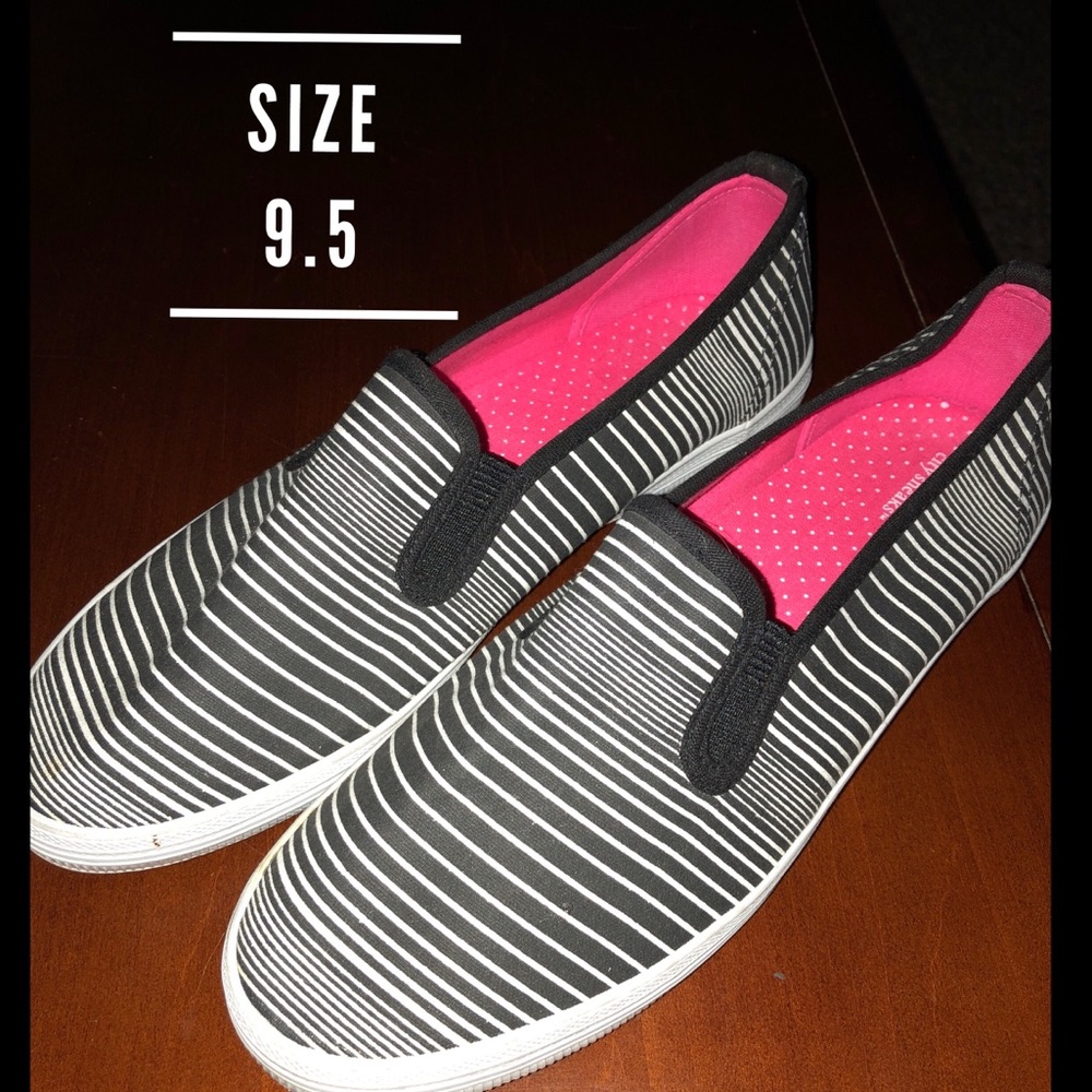 City Sneaks Slip-On Sneakers Sz 9.5 Black & White